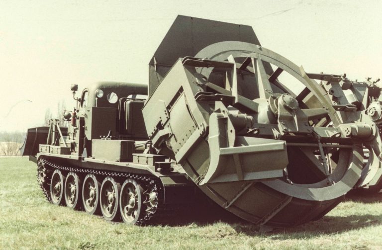 NVA Technik Grubenaushubmaschiene MDK-2M